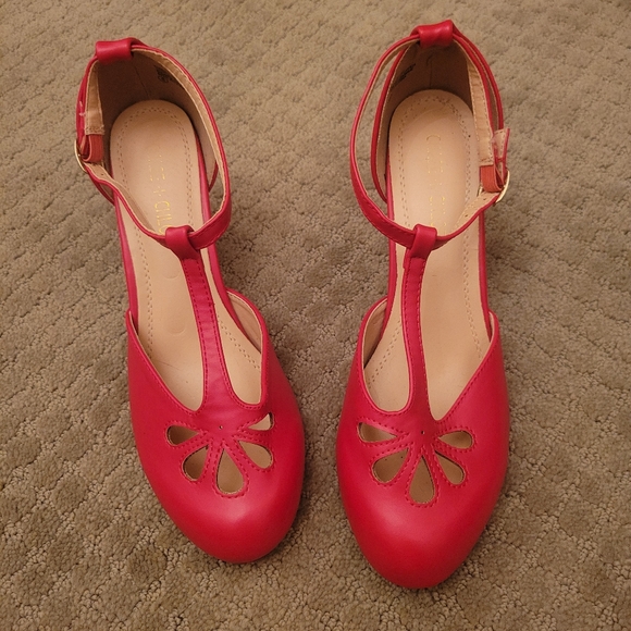 Red pumps - Picture 1 of 3